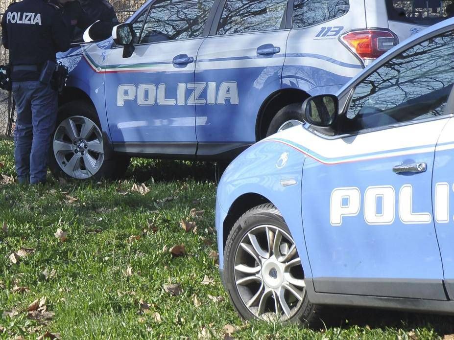 Venezia, grande albero cade in piazzale Roma e travolge turisti: 10 feriti, due gravi