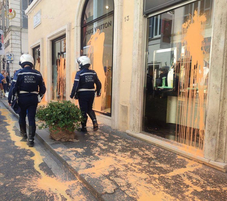 Roma, attivisti imbrattano vetrine di via Condotti: in 13 bloccati da polizia locale