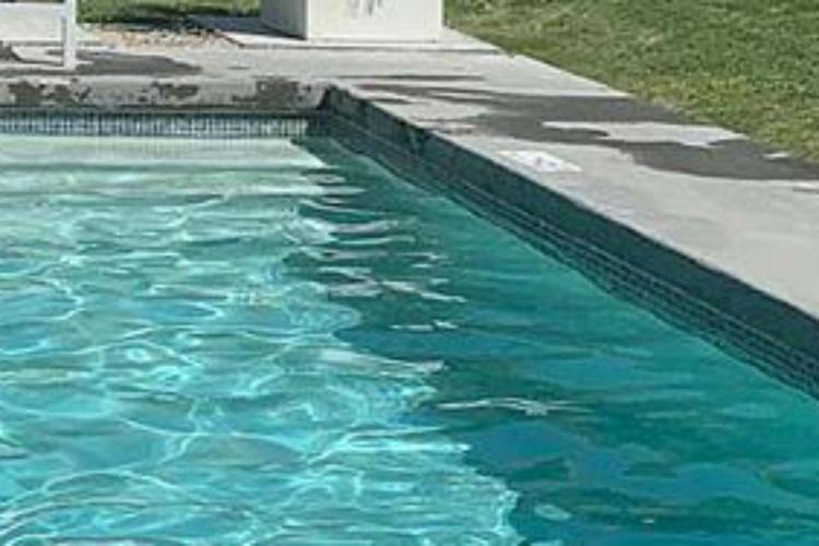 Castel Volturno, 15enne si tuffa in piscina e muore