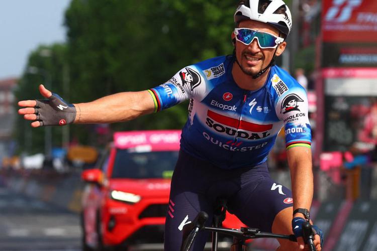 Giro d'Italia, Alaphilippe vince 12esima tappa e Pogacar sempre in rosa