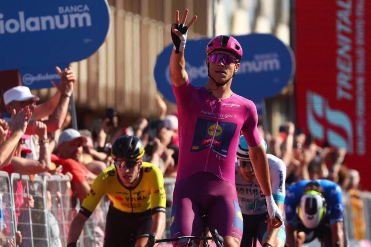 Giro d'Italia, Milan vince tredicesima tappa e Pogacar sempre maglia rosa