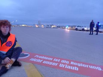 Germania, Ultima Generazione blocca l'aeroporto di Mona