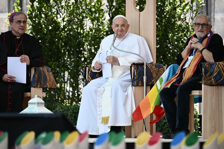 Papa Francesco sul palco dell'Arena di Verona, con lui padre Alex Zanotelli - Afp