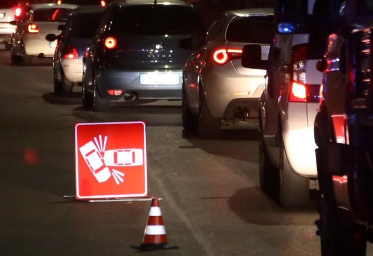 Auto giù da cavalcavia su Catania-Messina: 2 feriti, uno gravissimo