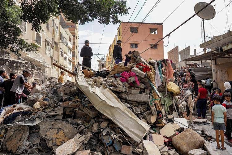 Macerie e soccorsi a Nuseirat, Gaza