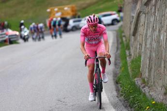 Giro d'Italia, Pogacar vince 15esima tappa: show della maglia ro