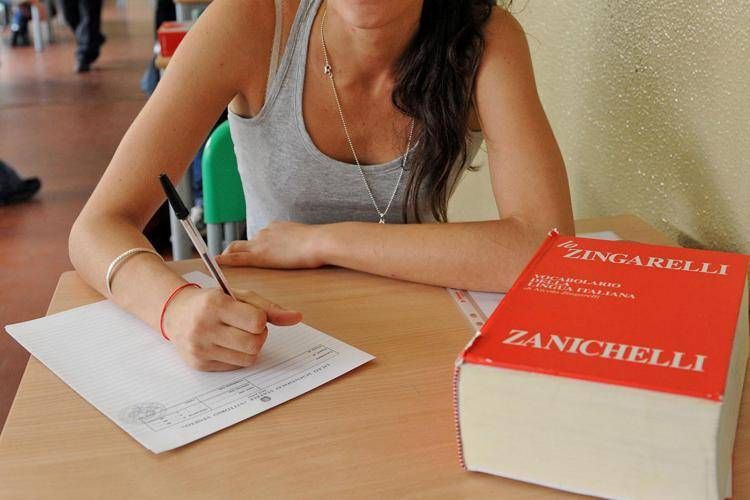 Una ragazza durante la prova di italiano alla maturità - (Fotogramma)