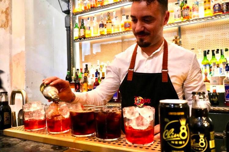 Il bartender Ugo Acampora mentre prepara lo Stregotto