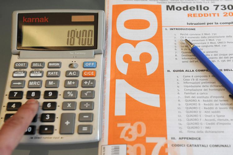 Calcolatrice e modello 730 per la dichiarazione dei redditi (Fotogramma)