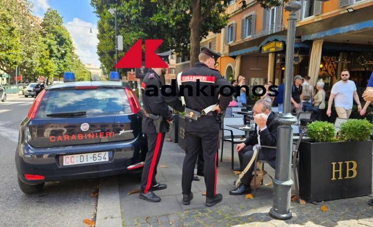 L'esterno dell'Harry's bar all'arrivo dei carabinieri - Adnkronos