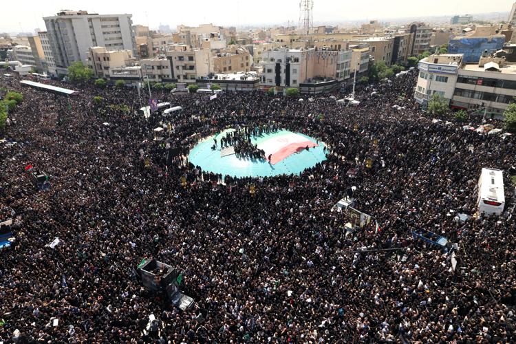 Milioni di persone a Teheran per l'ultimo saluto a Raisi - (Afp)