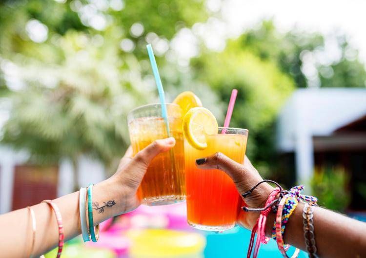 Cocktail in piscina (Foto )