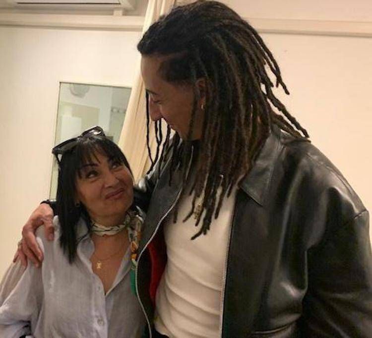 La madre di Ghali con lui (foto Adnkronos)