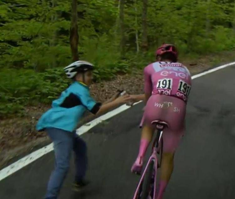 Il gesto di Pogacar