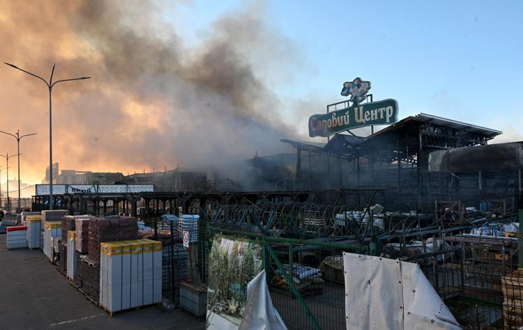 Ucraina, si aggrava bilancio raid Russia su ipermercato Kharkiv: 11 morti