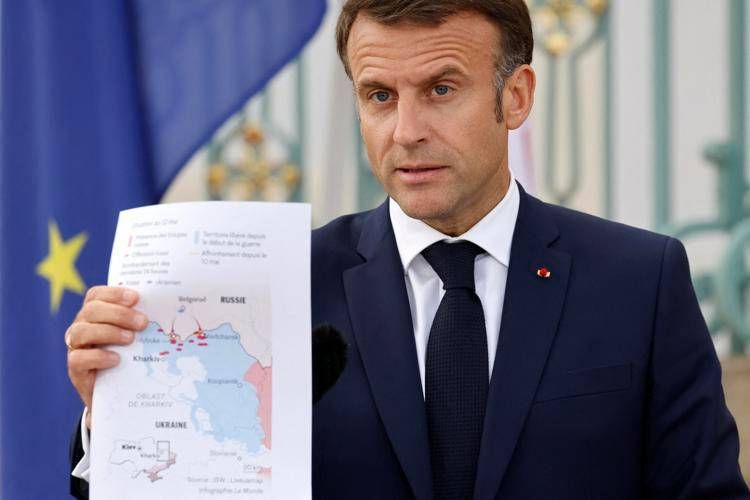 Macron e la cartina con i confini tra Russia e Ucraina - Afp