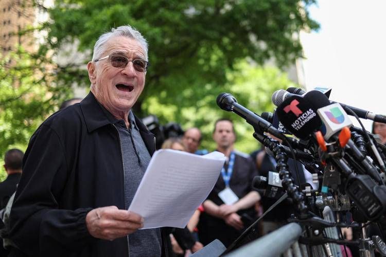 Robert De Niro alla conferenza stampa organizzata dalla campagna di Joe Biden di fronte al tribunale di Manhattan dove sono in corso le ultime udienze del processo a Trump - Afp