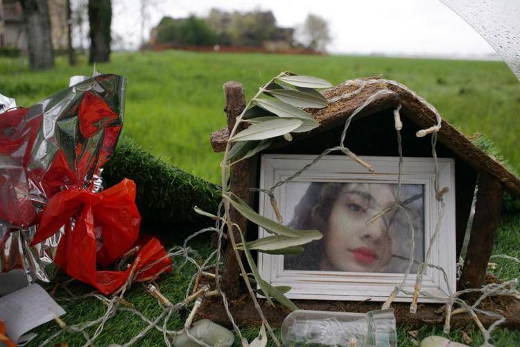 Fiori e foto per Saman Abbas nel giorno dei funerali - Fotogramma