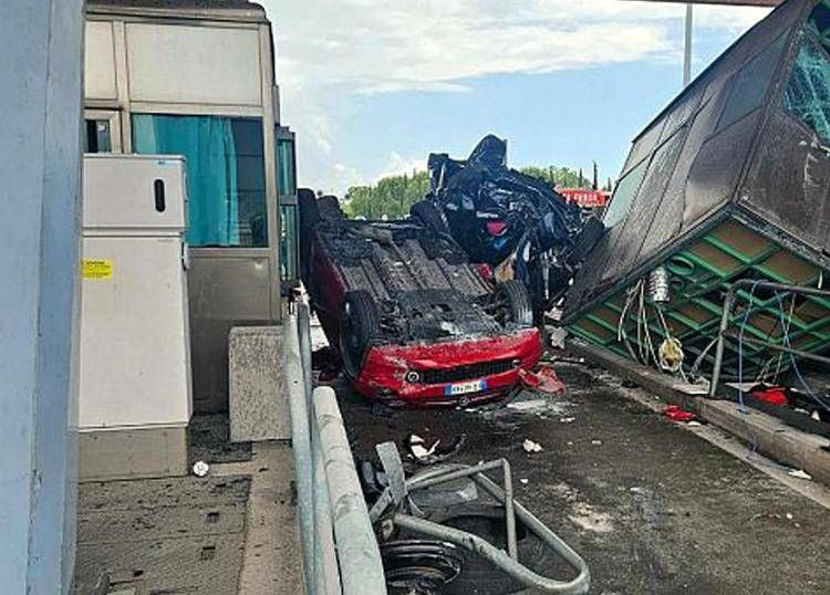 L'auto ribaltata (Fotogramma)