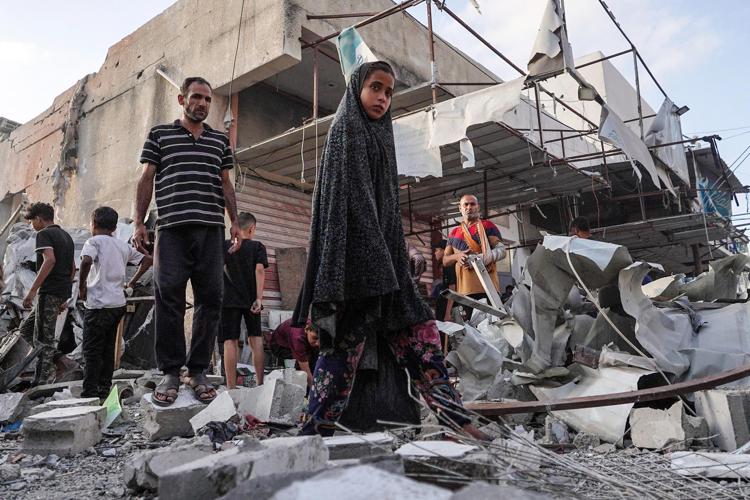 Bombe sul campo profughi di Nuseirat nella Striscia di Gaza (Afp)