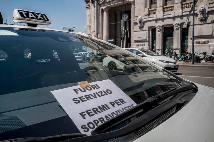 Taxi in sciopero, immagine di repertorio (Fotogramma)