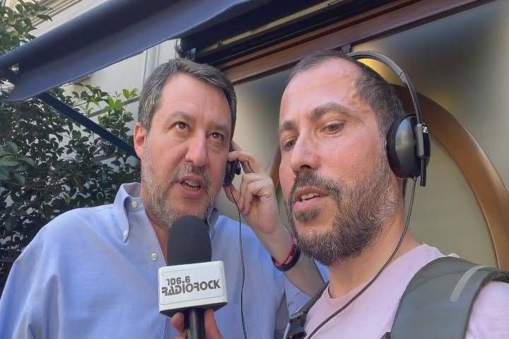 Salvini canta 