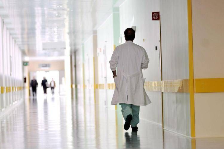 Medico in una corsia di ospedale - (Fotogramma)