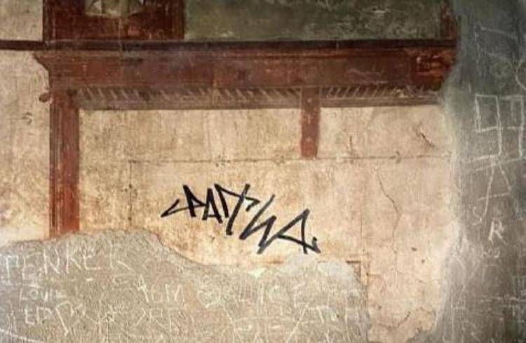 Lo sfregio sull'affresco di una domus a Ercolano - (foto Carabinieri Napoli)