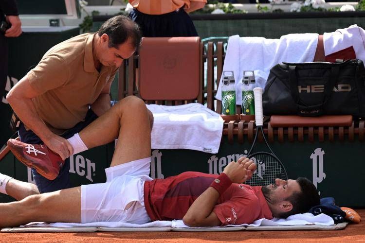 Djokovic e il problema al ginocchio durante il match contro Cerundolo al Roland Garros 2024 - Afp