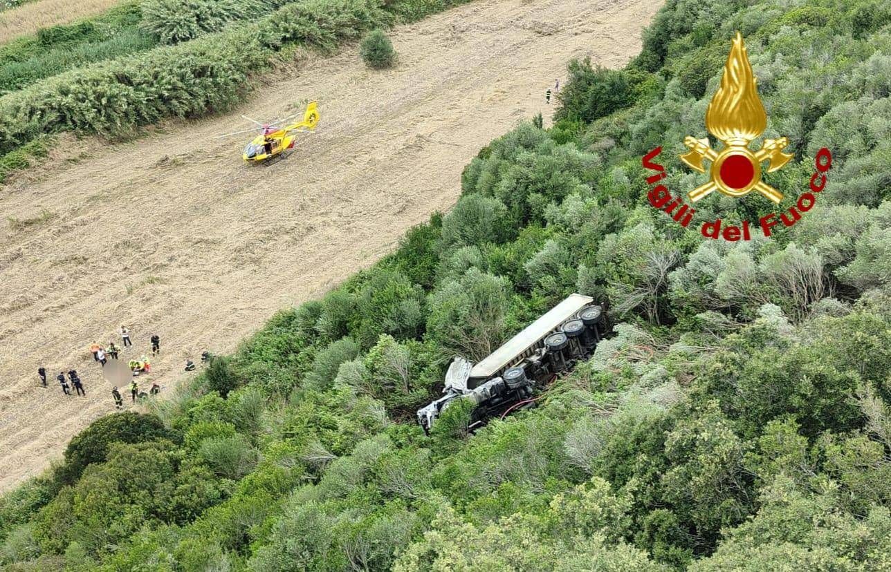 Tir vola da cavalcavia - muore il camionista
