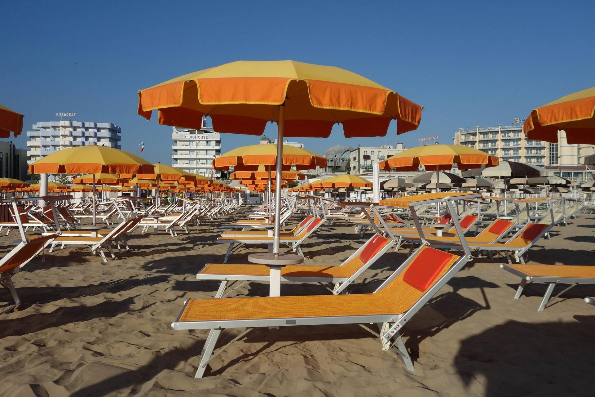 Spiagge - indagine Altroconsumo: 228 euro in media alla settimana per ombrellone e lettini