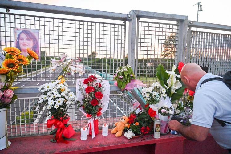 Fiori sul cavalcavia dell'A4, a Vigonza, dal quale è stata lanciata Giada Zanola - Fotogramma