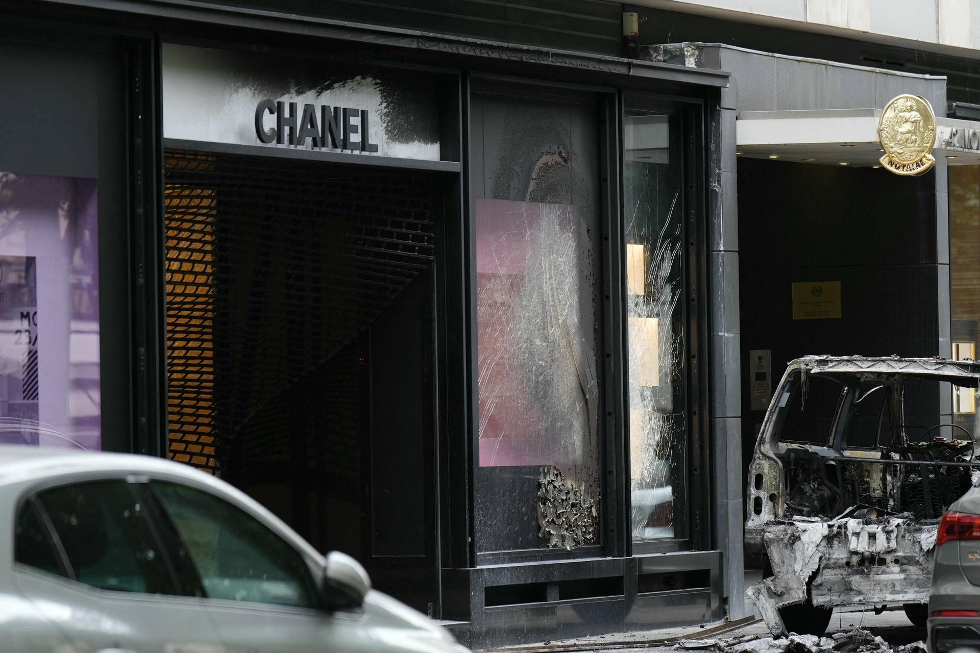 Spettacolare furto nel cuore di Parigi - svaligiato negozio Chanel
