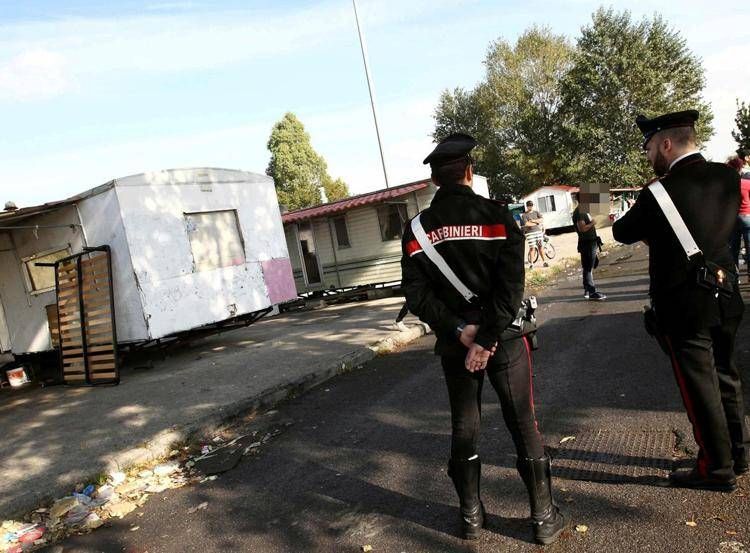 Carabinieri in un campo nomadi, immagine di repertorio (Fotogramma)