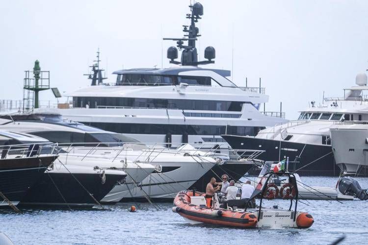 La Guardia Costiera in cerca della barca killer (Fotogramma)