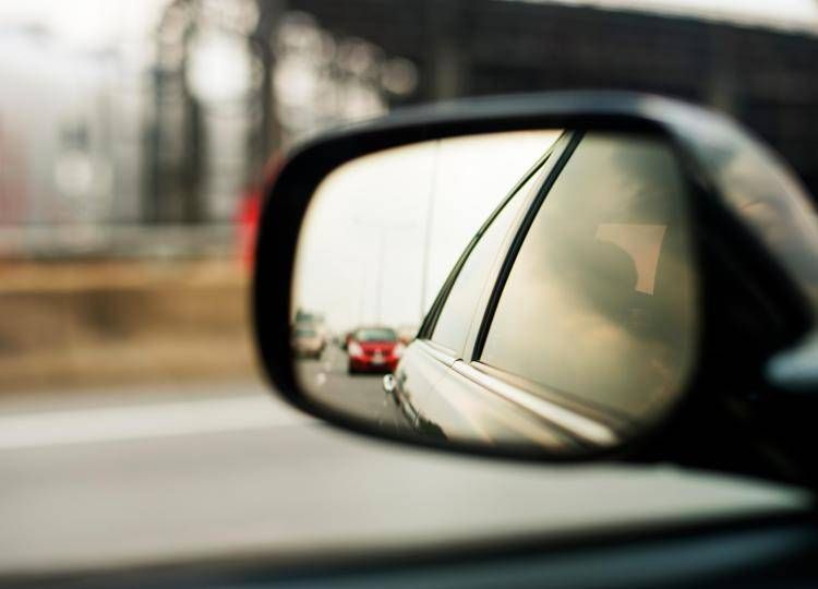 Auto riflessa in uno specchietto  - 

