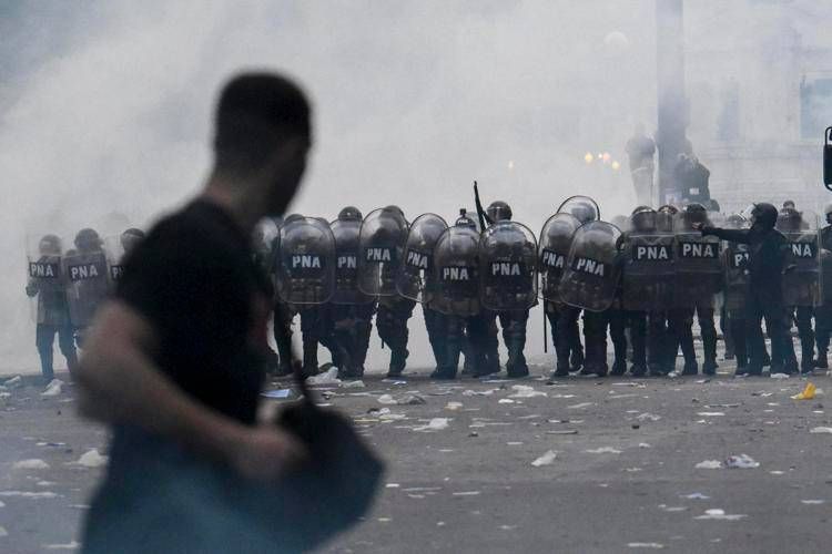 Argentina, scontri a Buenos Aires in manifestazione contro riforme Milei Argentina, scontri a Buenos Aires in manifestazione contro riforme Milei