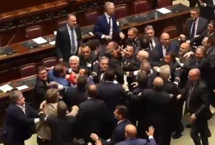 Autonomia, opposizione canta 'Bella ciao' e grida: 