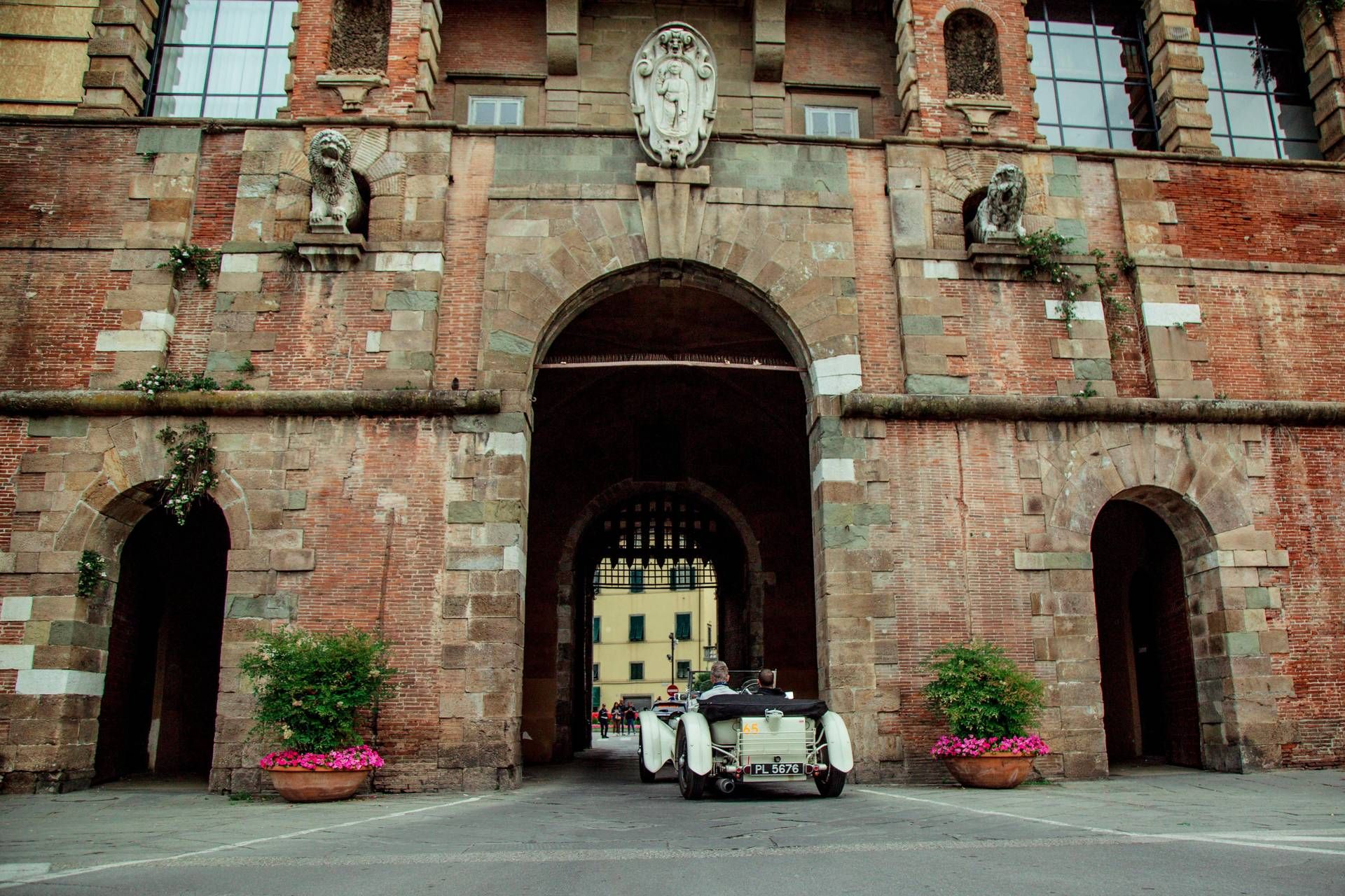 Automobilismo - 1000 Miglia: al via la terza tappa