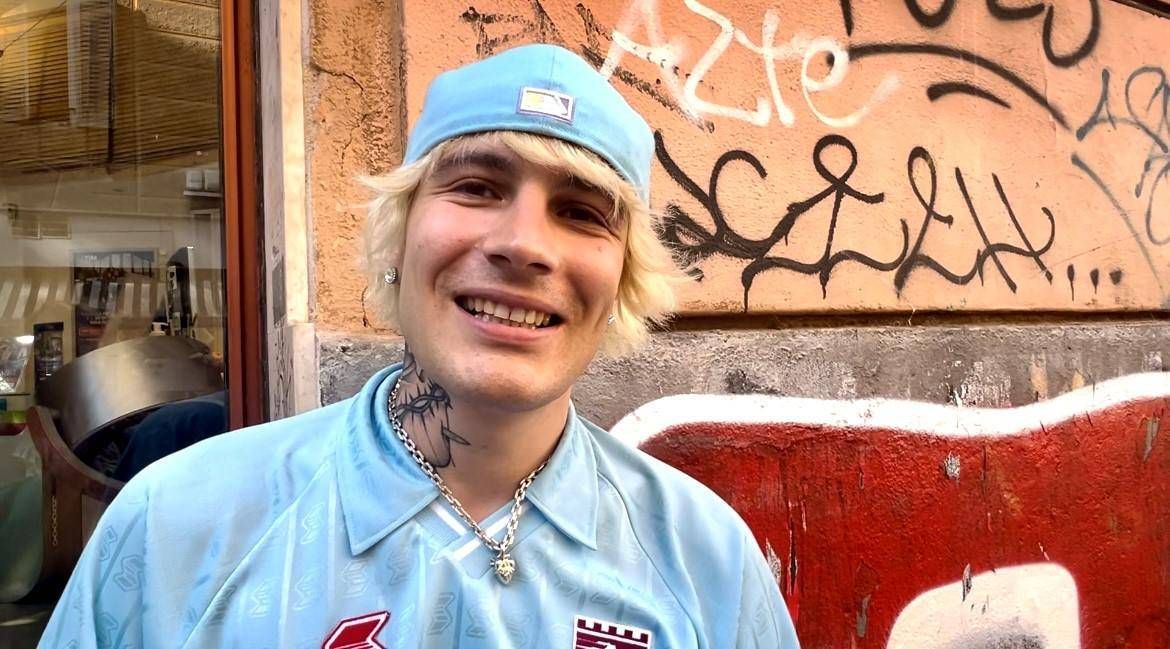 Il Tre gira videoclip a Trastevere - bagno di folla e fan impazziti