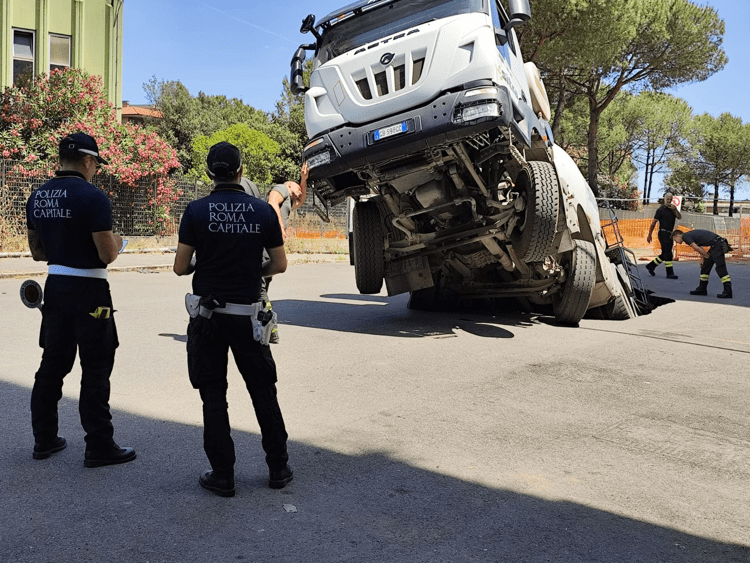Roma, nuova voragine in via Sestio Menas al Quadraro: sprofonda betoniera