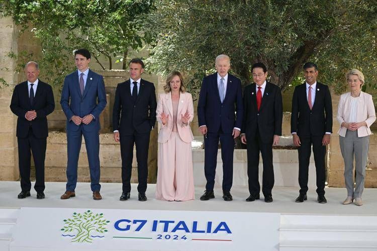 Da sinistra a destra il presidente del Consiglio europeo Charles Michel, il cancelliere tedesco Olaf Scholz, il primo ministro canadese Justin Trudeau, il presidente francese Emmanuel Macron, la presidente del Consiglio Giorgia Meloni, il presidente degli Stati Uniti Joe Biden, il primo ministro giapponese Fumio Kishida, il primo ministro britannico Rishi Sunak e la presidente della Commissione europea Ursula von der Leyen - (Afp)