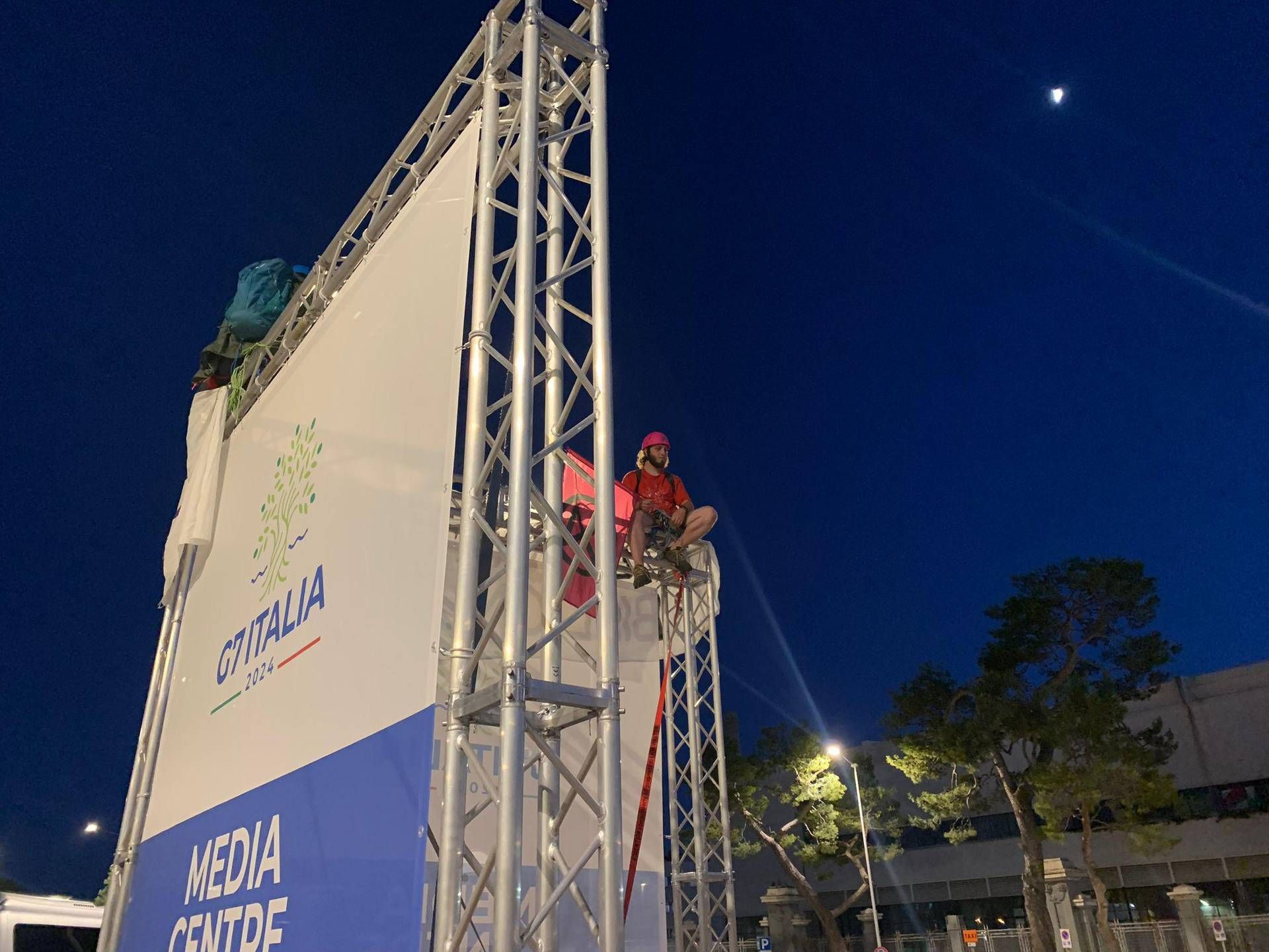 G7 - manifestanti su stuttura media center