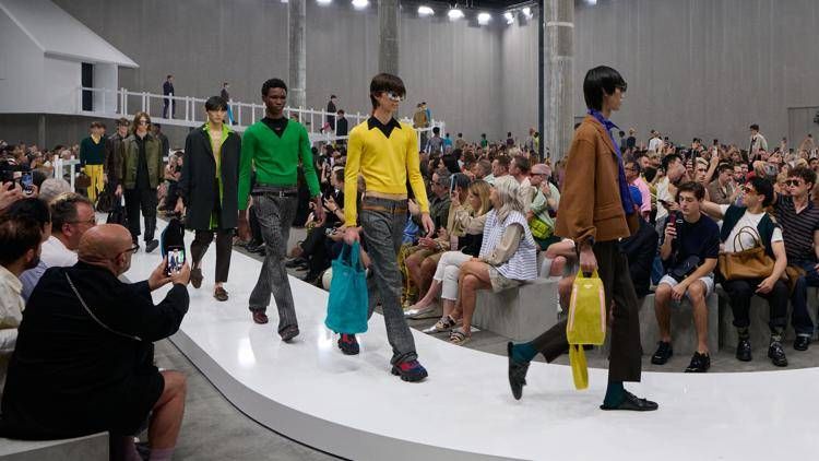 L'uscita finale della sfilata Prada Uomo primavera-estate 2025