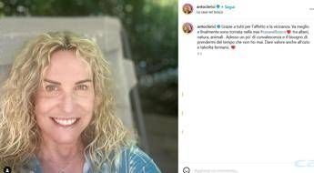 ANTONELLA CLERICI TORNA A CASA E ANNUNCIA UNA PAUSA: “DEVO PRENDERMI DEL TEMPO”