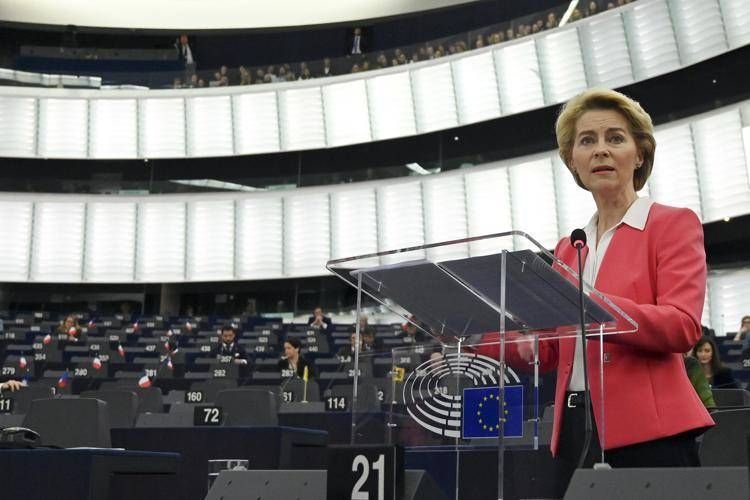 La presidente della Commissione Ue Ursula von der Leyen durante una plenaria a Strasburgo - Afp