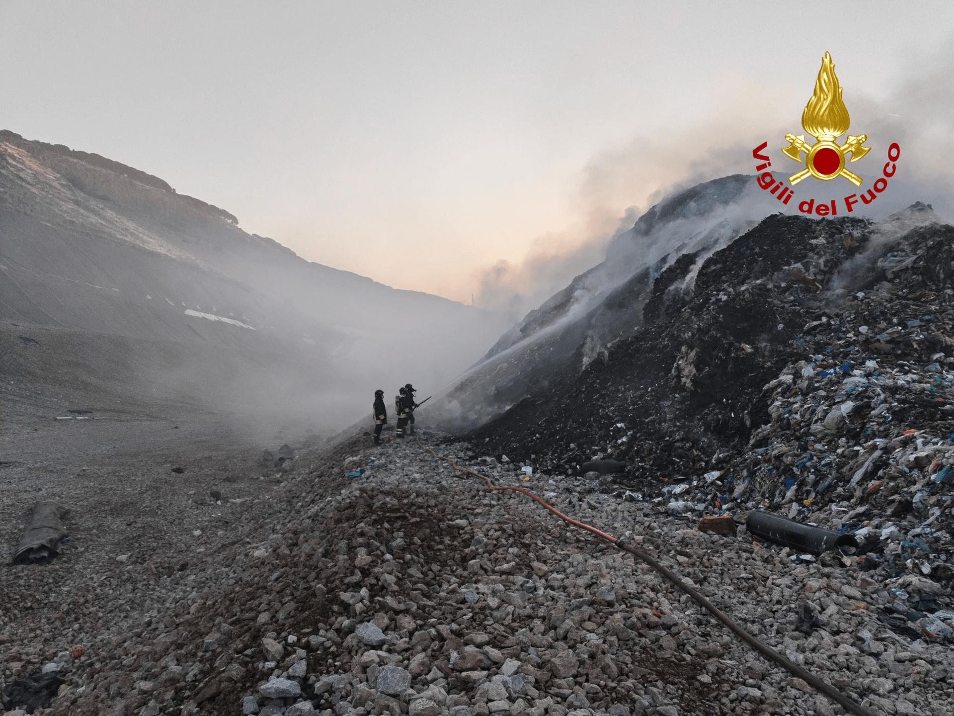 Palermo - spento incendio in discarica Bellolampo - Sindaco: Mantenete imposte chiuse