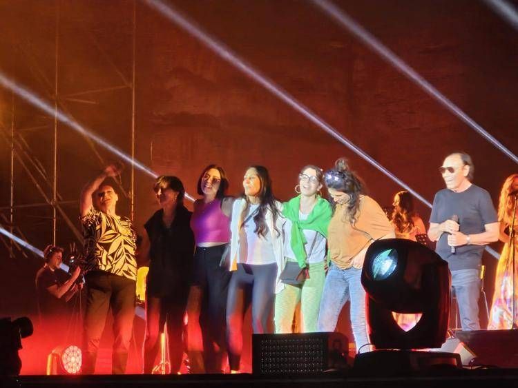 Il siparietto nello show di Venditti