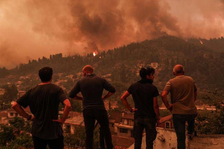 Grecia, incendi in tutto il Paese: dichiarato stato di massima allerta Grecia, incendi in tutto il Paese: dichiarato stato di massima allerta