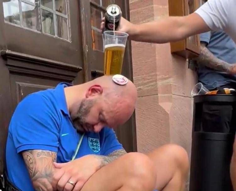 Il tifoso-tavolino a Euro 2024, la birra e i cori: il video virale